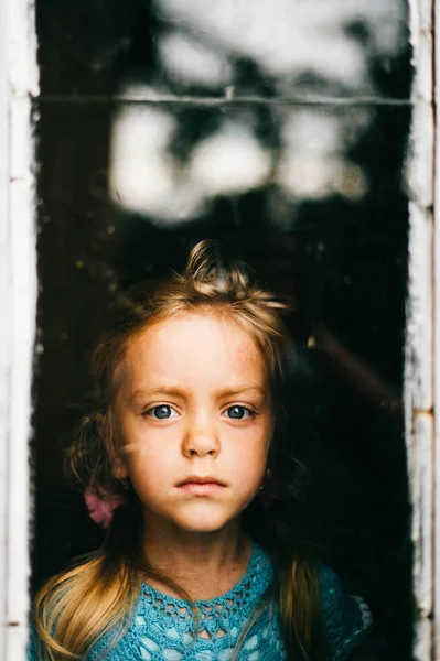 Liten Flicka Blå Stickad Klänning Tittar Genom Fönstret — Stockfoto