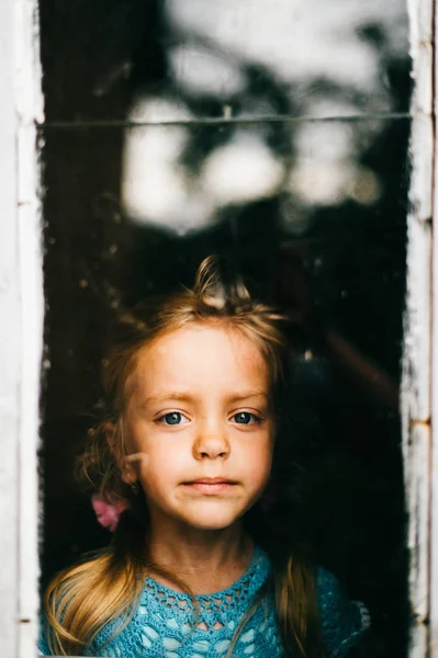 Маленькая Девочка Синем Трикотажном Платье Смотрит Окно — стоковое фото