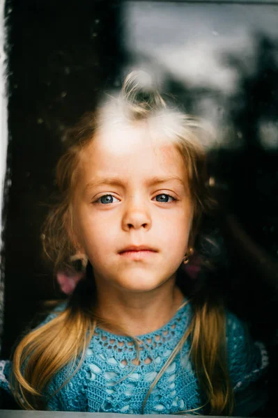 Маленькая Девочка Синем Трикотажном Платье Смотрит Окно — стоковое фото