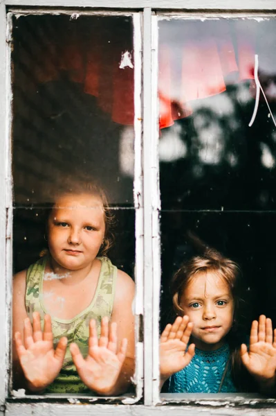 Små Flickor Som Står Nära Fönstret Hemma — Stockfoto