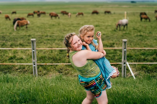 Schwestern Auf Der Weide Einem Sommertag — Stockfoto