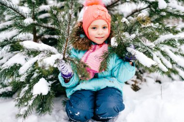 Kış karlı ormanda poz küçük kız