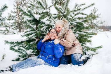 Kadınlar kış ormanda birlikte eğlenmek