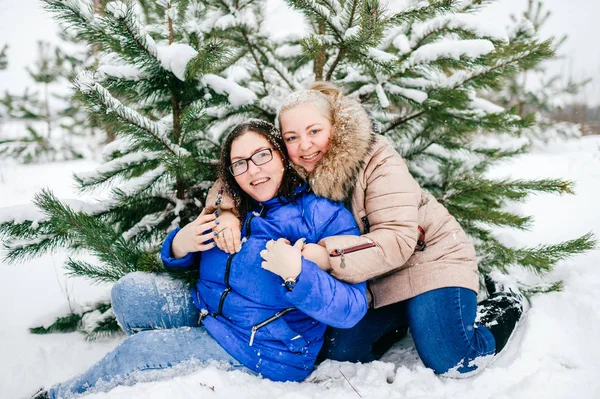 Vrouwen Met Plezier Winter Bos Samen — Stockfoto