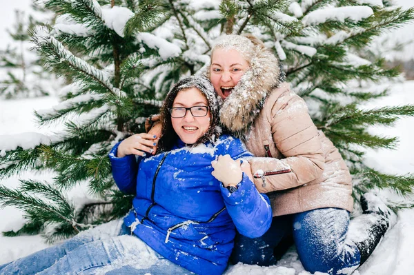 Kvinnor Som Har Roligt Vinter Skogen Tillsammans — Stockfoto