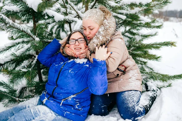 Kvinnor Som Har Roligt Vinter Skogen Tillsammans — Stockfoto