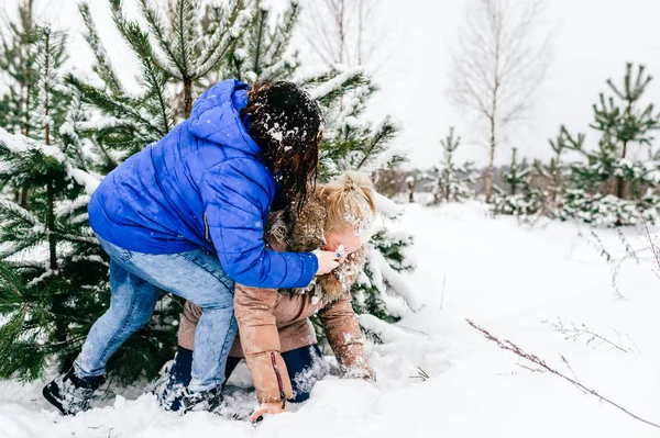 Vrouwen Met Plezier Winter Bos Samen — Stockfoto