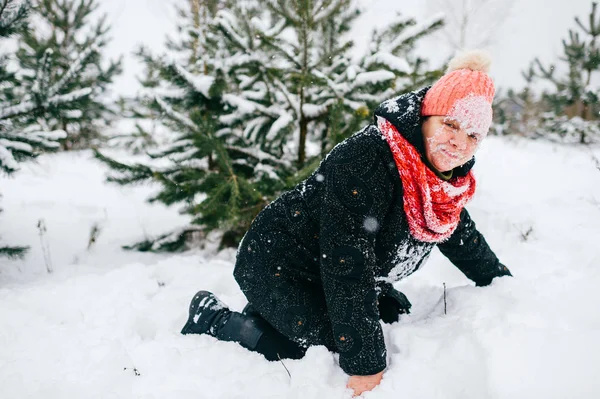 Vrouw Rotzooien Winter Besneeuwd Bos — Stockfoto