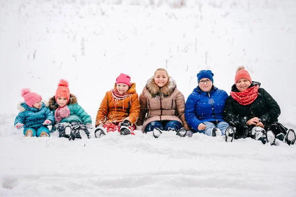 Büyükanne Anneler Kızları Torunları Kış Gününde Karda Oturan — Stok fotoğraf