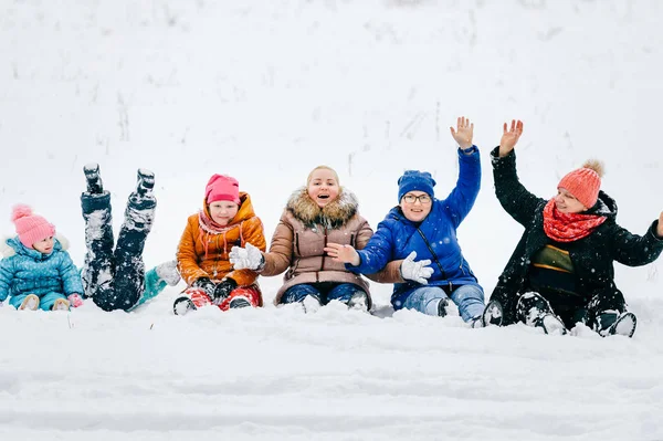 Nonna Madri Figlie Nipoti Seduti Nella Neve Giorno Inverno — Foto Stock