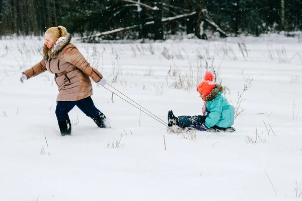 Mãe Puxando Trenó Através Snowdrifts Campo Dia Frio Com Criança — Fotografia de Stock