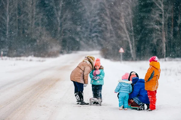 Barn Med Föräldrar Promenad Nära Skogen Klar Frostig Vinter Dag — Stockfoto