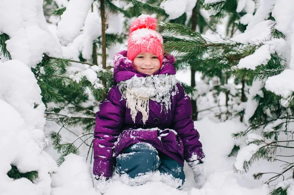 冬の雪の森の小さな女の子のポーズ — ストック写真