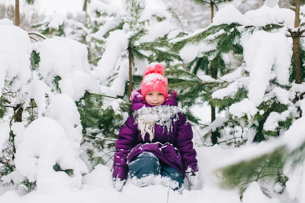 Kış Karlı Ormanda Poz Küçük Kız — Stok fotoğraf