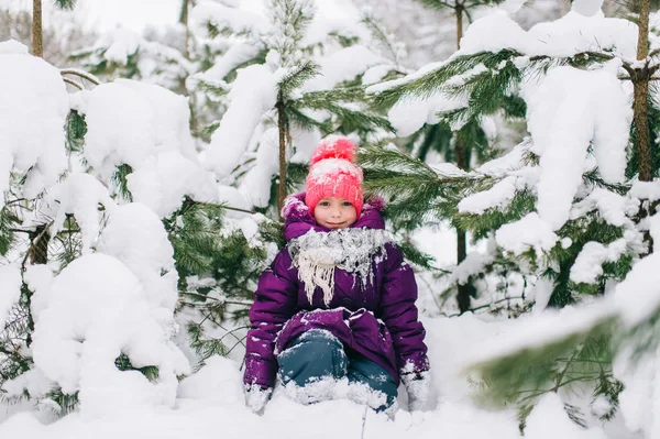 Menina Posando Inverno Floresta Nevada — Fotografia de Stock