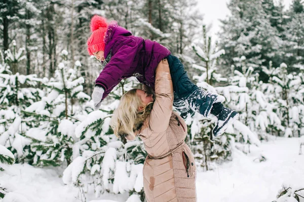 Mãe Brincando Com Filha Floresta Inverno — Fotografia de Stock