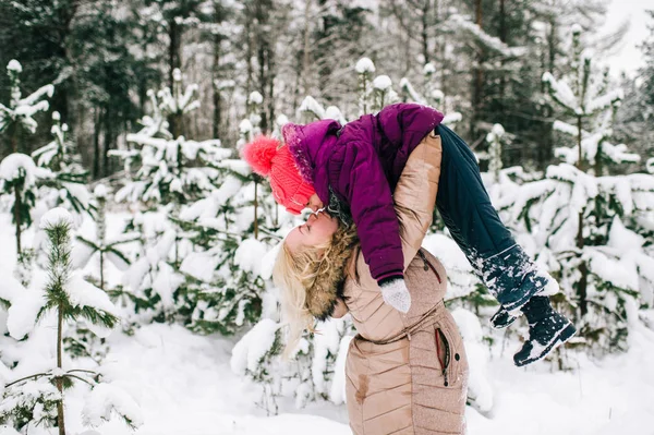 Mãe Brincando Com Filha Floresta Inverno — Fotografia de Stock