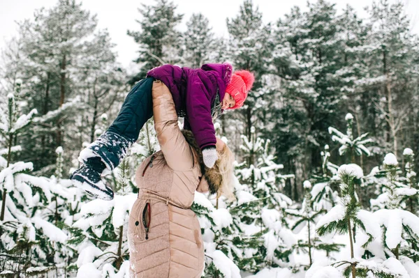 冬の森で娘と遊ぶ母 — ストック写真