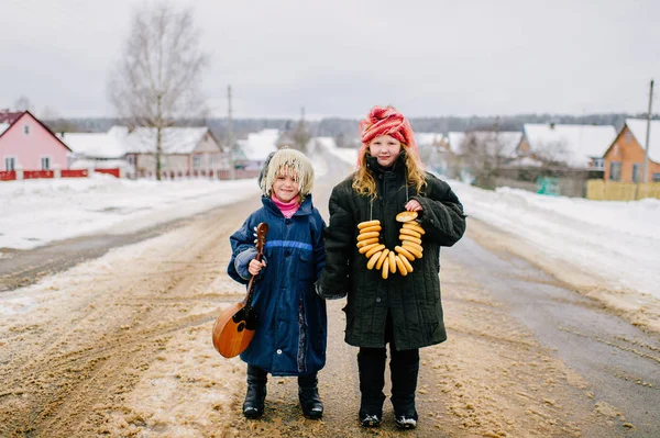 Roliga Små Flickor Naturen Vintern Dag — Stockfoto