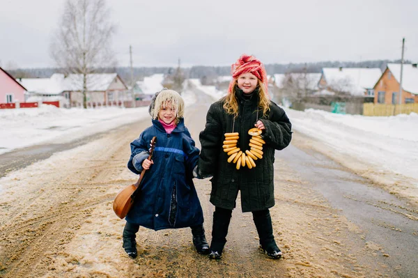 Смешные Маленькие Девочки Сельской Местности Зимний День — стоковое фото