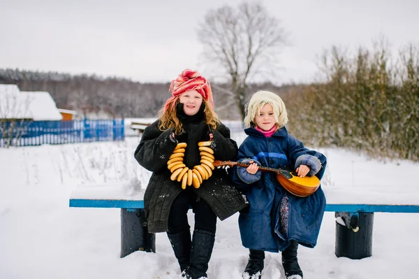 Roliga Små Flickor Naturen Vintern Dag — Stockfoto