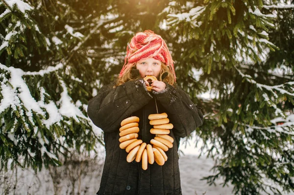 Snötäckta Lilla Flickan Med Massa Bagels Hals Snöiga Gran Bakgrund — Stockfoto