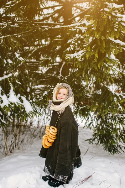 Sneeuw Bedekt Meisje Met Bos Van Bagels Nek Besneeuwde Spar — Stockfoto