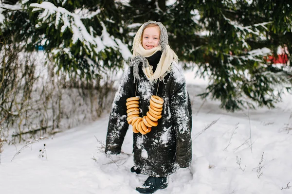 Snötäckta Lilla Flickan Med Massa Bagels Hals Snöiga Gran Bakgrund — Stockfoto