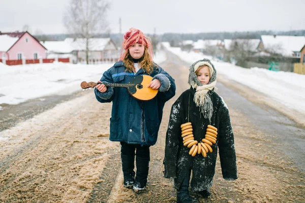Αστεία Μικρά Κορίτσια Στην Ύπαιθρο Χειμερινή Ημέρα — Φωτογραφία Αρχείου