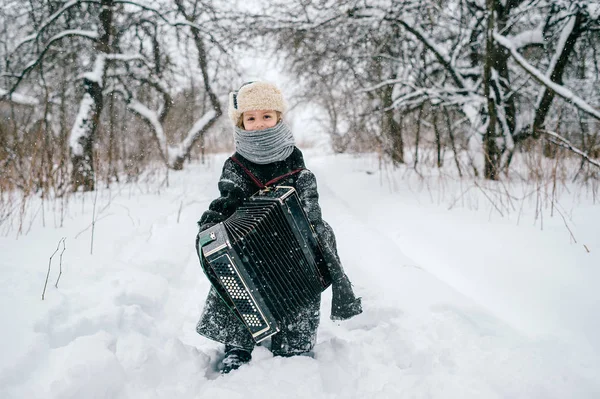 Kaukasiska Flicka Håller Dragspel Vinter Skog — Stockfoto
