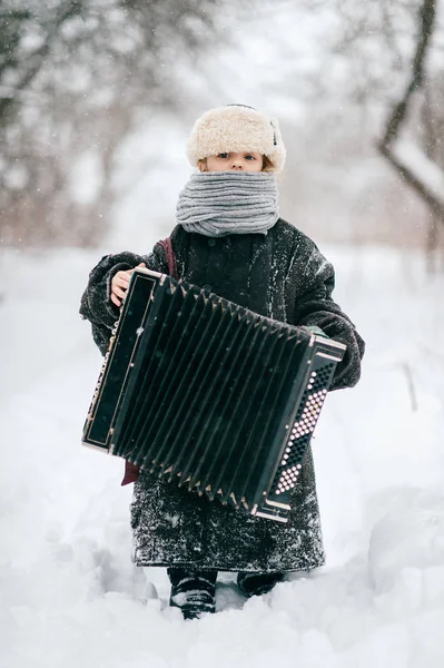 Kaukasiska Flicka Håller Dragspel Vinter Skog — Stockfoto