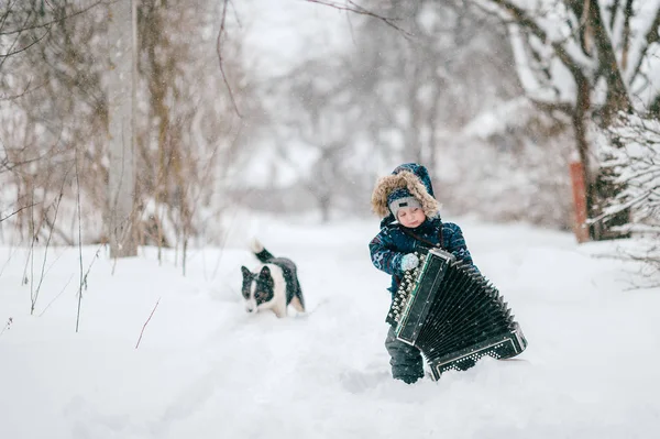 Caucasiano Menino Segurando Acordeão Floresta Inverno — Fotografia de Stock