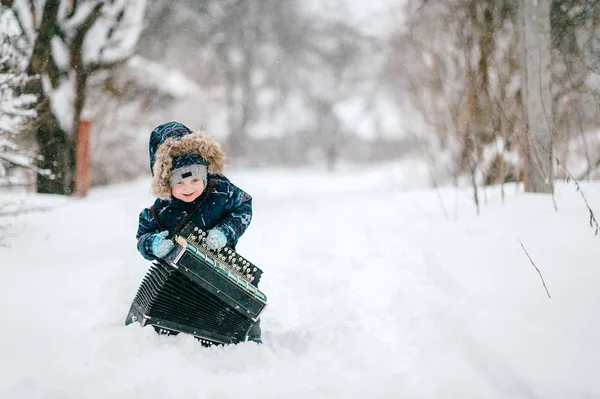 Petit Garçon Caucasien Tenant Accordéon Dans Forêt Hiver — Photo