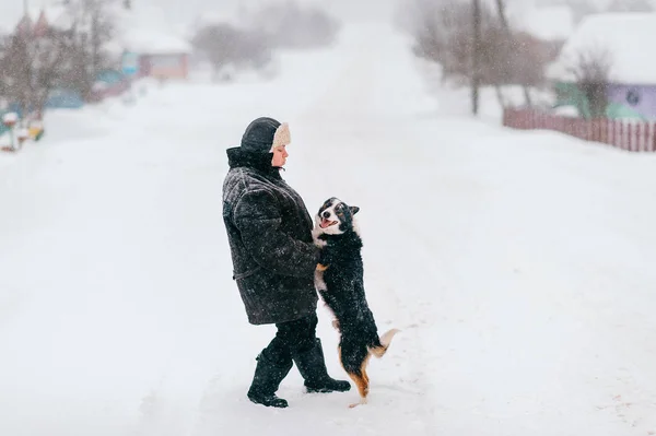 Mulher Caucasiana Bonito Cão Dia Inverno — Fotografia de Stock