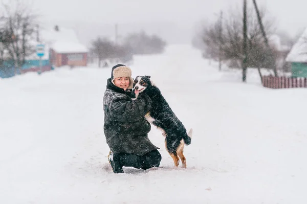 Mulher Caucasiana Bonito Cão Dia Inverno — Fotografia de Stock