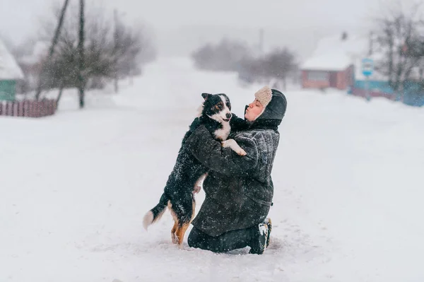 Kaukasische Frau Und Süßer Hund Einem Wintertag — Stockfoto