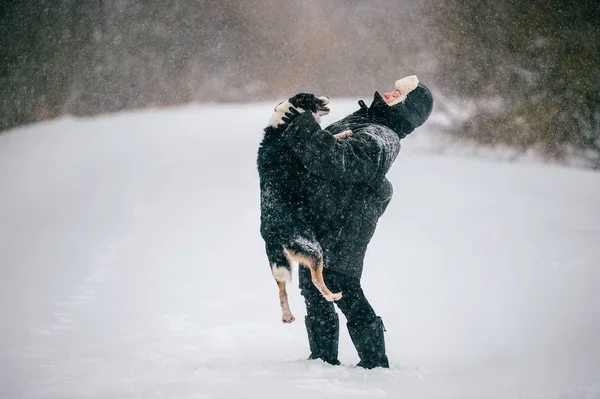 Mulher Caucasiana Bonito Cão Dia Inverno — Fotografia de Stock