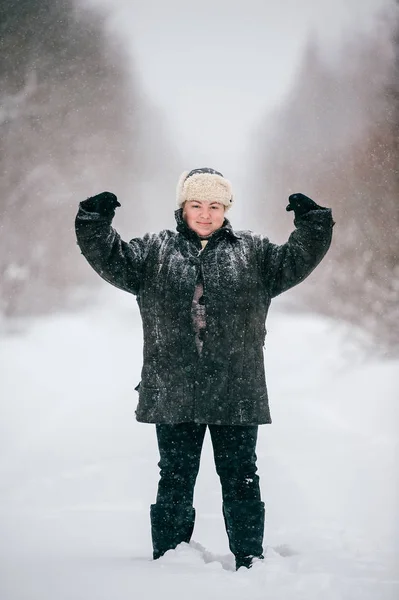 Ung Kvinna Vadderad Jacka Utomhus Vinterdag — Stockfoto