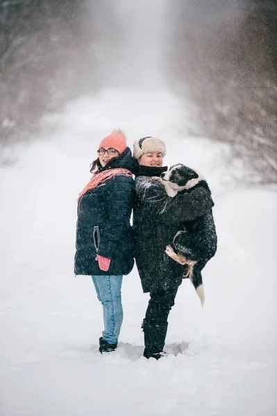Mulheres Roupas Quentes Com Cão Inverno Floresta Nevada — Fotografia de Stock