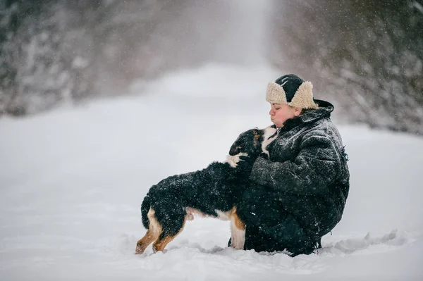 Καυκάσιος Γυναίκα Και Χαριτωμένο Σκυλί Χειμερινή Ημέρα — Φωτογραφία Αρχείου