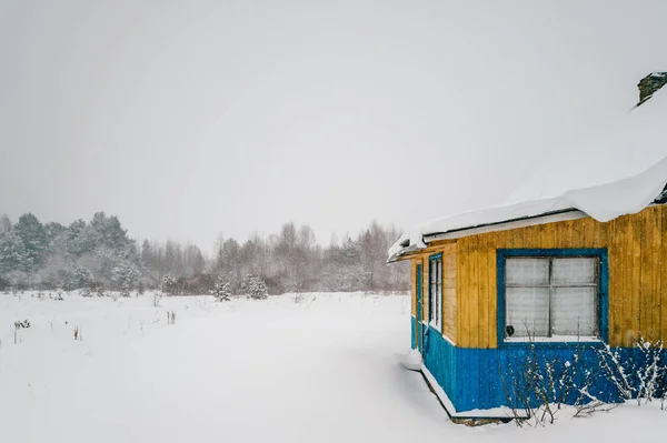 Drewniany Dworek Pokryte Spadł Śnieg — Zdjęcie stockowe