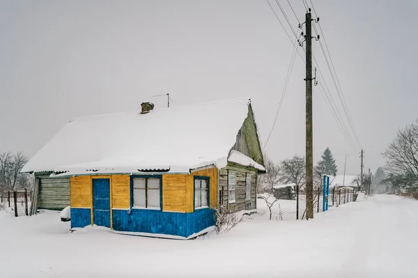 Drewniany Dworek Pokryte Spadł Śnieg — Zdjęcie stockowe