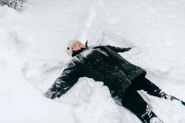 Młoda Kobieta Kurtka Pikowana Odkrytym Zimowe Wieczory — Zdjęcie stockowe