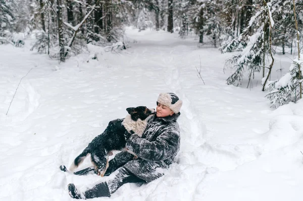 Kaukasiska Kvinna Och Söt Hund Vinterdag — Stockfoto