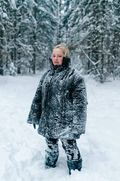 Ung Kvinna Vadderad Jacka Utomhus Vinterdag — Stockfoto