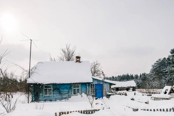 kar ile kaplı ahşap kır evi