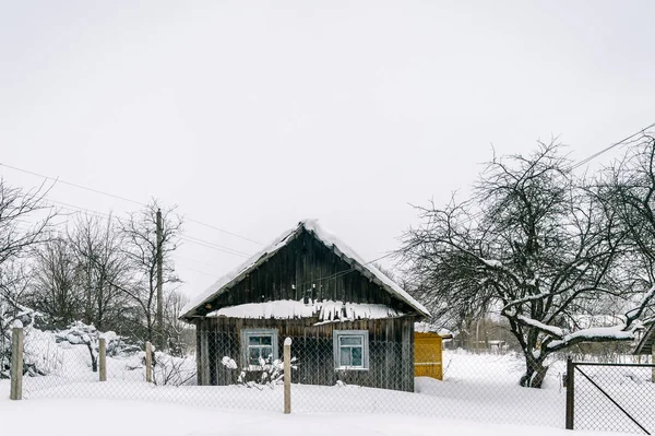 Drewniany Dworek Pokryte Spadł Śnieg — Zdjęcie stockowe