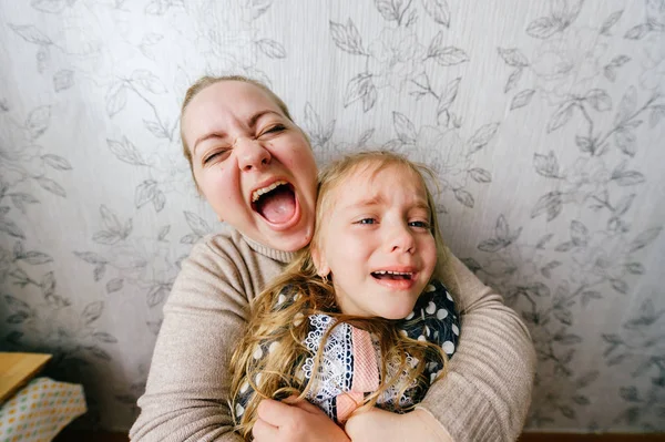 Jovem Mãe Segurando Chorando Filha Mãos Casa — Fotografia de Stock