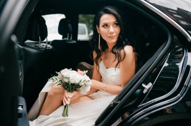 buket çiçek araba ile beyaz elbiseli güzel gelin