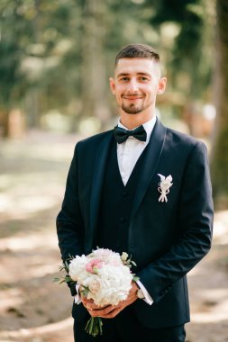 papyon boyun açık havada duran tarih ile genç damat